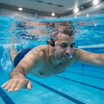 Swimbeats am Ohr während des Schwimmtrainings