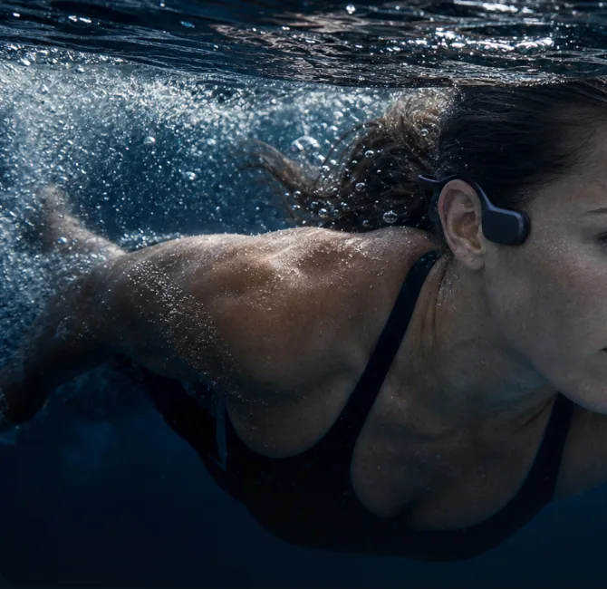 Schwimmerin taucht mit Swimbeats ins Wasser ein